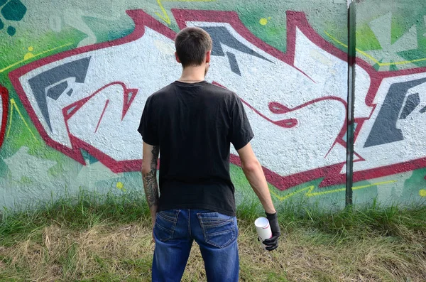 Joven Hooligan Con Una Lata Spray Levanta Contra Una Pared — Foto de Stock