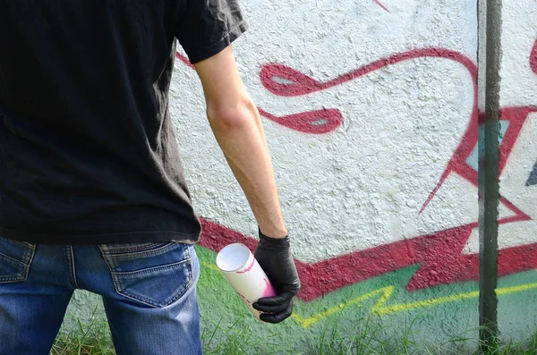 Joven Hooligan Con Una Lata Spray Levanta Contra Una Pared — Foto de Stock