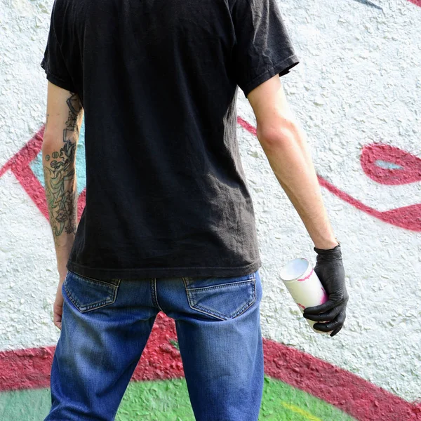 Jovem Hooligan Com Uma Lata Spray Está Contra Uma Parede — Fotografia de Stock