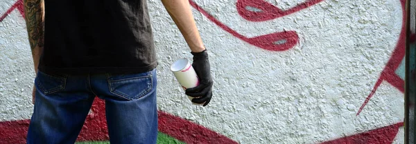 Jeune Hooligan Avec Spray Peut Tenir Contre Mur Béton Avec — Photo