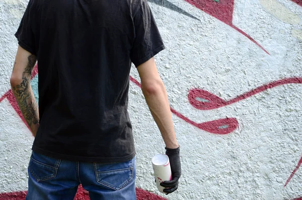 Genç Mecnuna Bir Sprey Ile Standları Bir Beton Duvara Grafiti — Stok fotoğraf