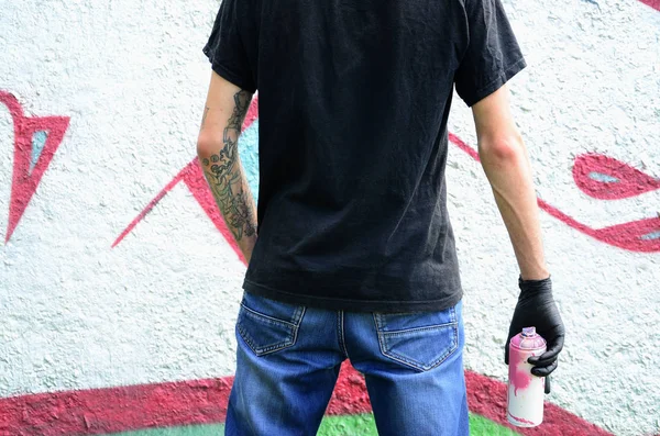 Joven Hooligan Con Una Lata Spray Levanta Contra Una Pared — Foto de Stock