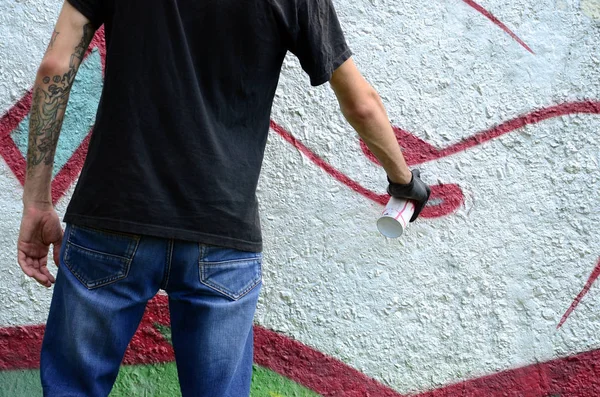 Joven Hooligan Pinta Graffiti Una Pared Hormigón Concepto Vandalismo Ilegal —  Fotos de Stock