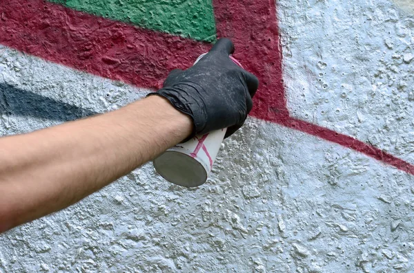Siyah Eldiven Elinde Bir Beton Duvar Grafiti Boyar Yasadışı Vandalizm — Stok fotoğraf