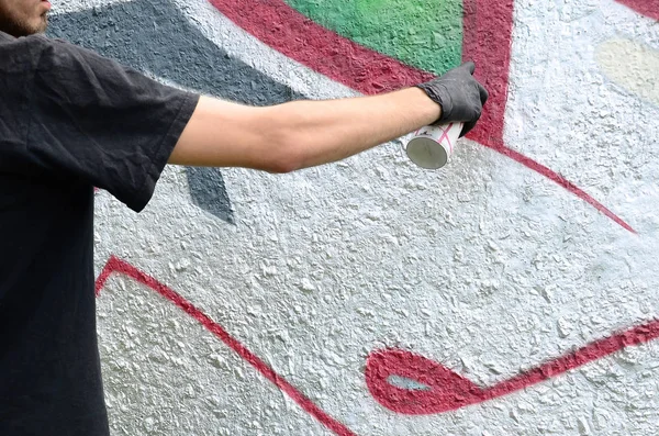 Een Jonge Hooligan Schildert Graffiti Een Betonnen Muur Illegale Vandalisme — Stockfoto