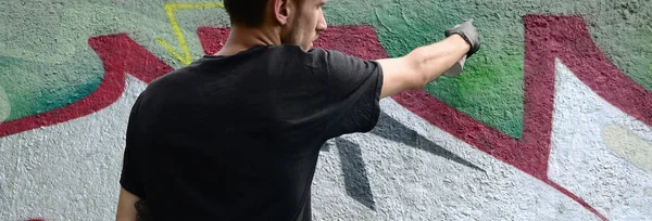 若いフーリガンは コンクリートの壁に落書きを描画します 違法な破壊行為概念 ストリート アート — ストック写真