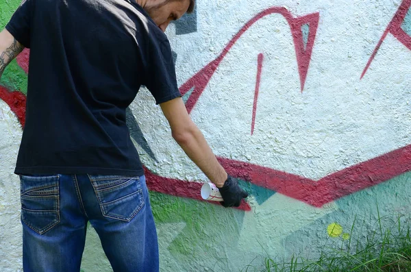 Mladý Chuligán Maluje Graffiti Betonovou Stěnu Ilegální Vandalismus Koncept Pouliční — Stock fotografie