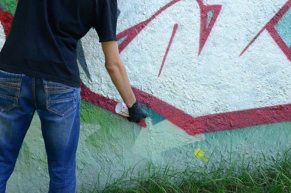 Joven Hooligan Pinta Graffiti Una Pared Hormigón Concepto Vandalismo Ilegal — Foto de Stock