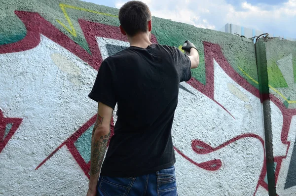 Młody Chuligan Maluje Graffiti Ścianie Betonowej Koncepcja Nielegalnych Aktów Wandalizmu — Zdjęcie stockowe