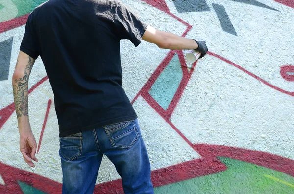 Joven Hooligan Pinta Graffiti Una Pared Hormigón Concepto Vandalismo Ilegal — Foto de Stock