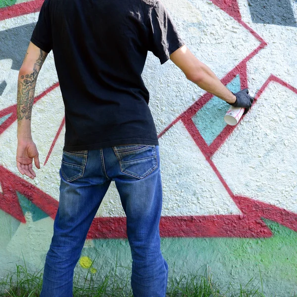 若いフーリガンは コンクリートの壁に落書きを描画します 違法な破壊行為概念 ストリート アート — ストック写真