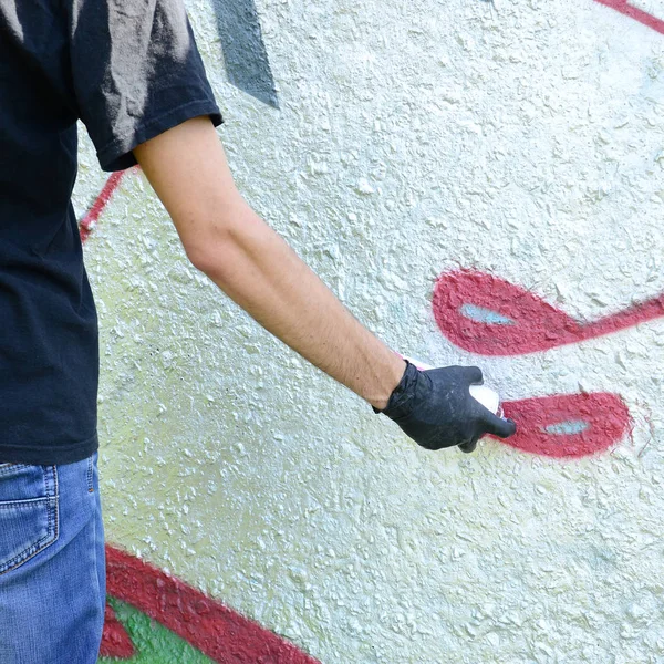Genç Mecnuna Beton Duvara Grafiti Boyar Yasadışı Vandalizm Kavramı Sokak — Stok fotoğraf