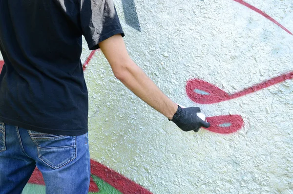 Joven Hooligan Pinta Graffiti Una Pared Hormigón Concepto Vandalismo Ilegal — Foto de Stock