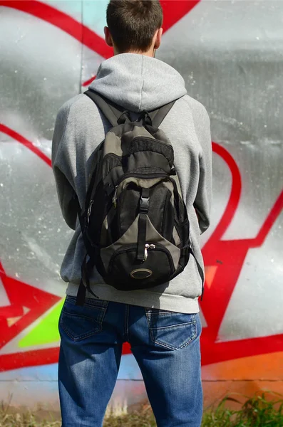 Ein Junger Graffiti Künstler Mit Schwarzer Tasche Blickt Mit Seinem — Stockfoto