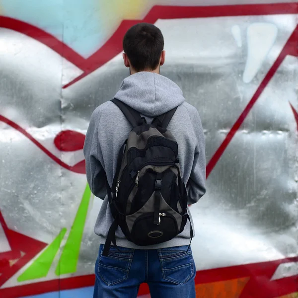 Jovem Grafiteiro Com Saco Preto Olha Para Parede Com Seu — Fotografia de Stock