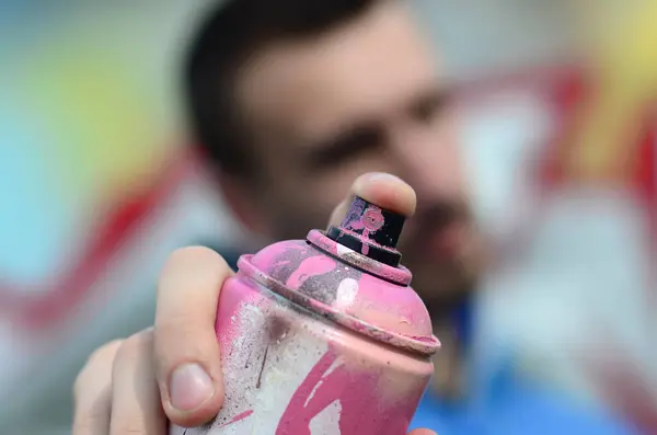 Joven Artista Graffiti Con Una Chaqueta Azul Sostiene Una Lata — Foto de Stock