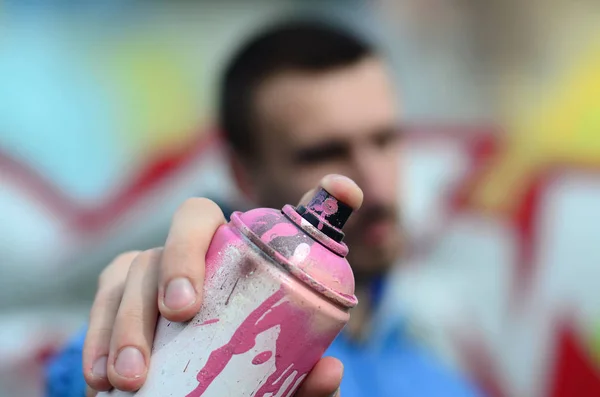 Joven Artista Graffiti Con Una Chaqueta Azul Sostiene Una Lata — Foto de Stock