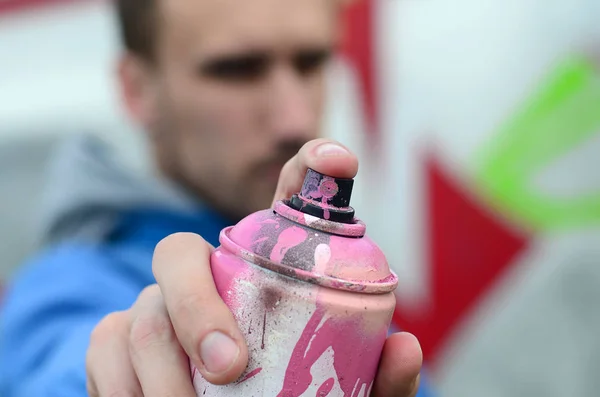 Joven Artista Graffiti Con Una Chaqueta Azul Sostiene Una Lata — Foto de Stock