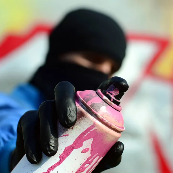 Jeune Graffeur Vêtu Une Veste Bleue Masque Noir Tient Devant — Photo