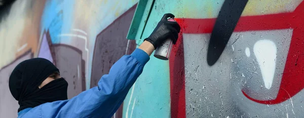 Young Hooligan Hidden Face Paints Graffiti Metal Wall Illegal Vandalism — Stock Photo, Image
