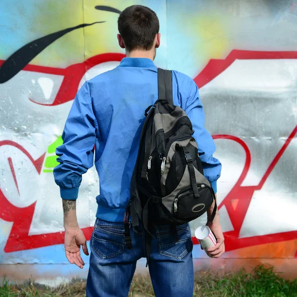 Egy Fiatal Graffiti Művész Egy Fekete Táska Úgy Néz Fal — Stock Fotó