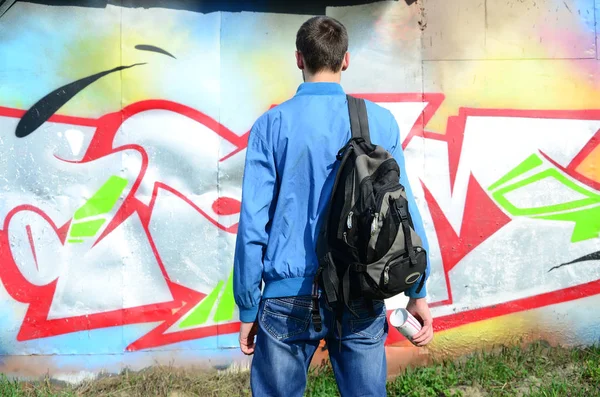 Jovem Grafiteiro Com Saco Preto Olha Para Parede Com Seu — Fotografia de Stock