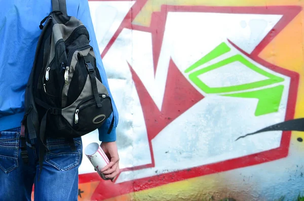 Jovem Grafiteiro Com Saco Preto Olha Para Parede Com Seu — Fotografia de Stock