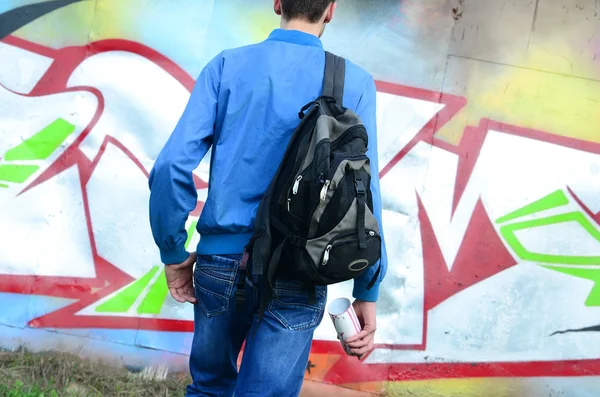 Jovem Grafiteiro Com Saco Preto Olha Para Parede Com Seu — Fotografia de Stock