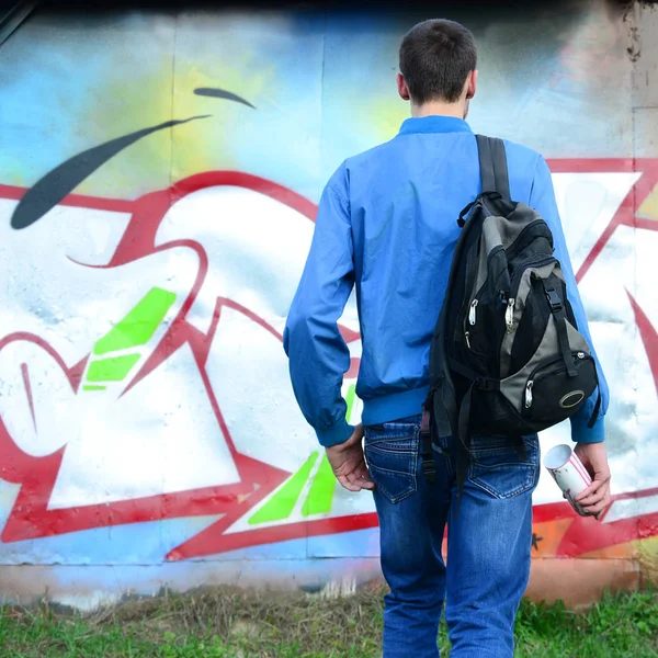 Ein Junger Graffiti Künstler Mit Schwarzer Tasche Blickt Mit Seinem — Stockfoto