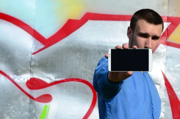 Graffiti Művész Azt Bizonyítja Hogy Smartphone Val Egy Üres Fekete — Stock Fotó