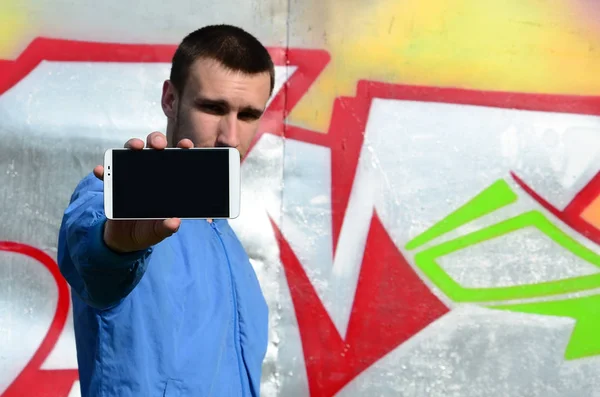 Graffiti Művész Azt Bizonyítja Hogy Smartphone Val Egy Üres Fekete — Stock Fotó