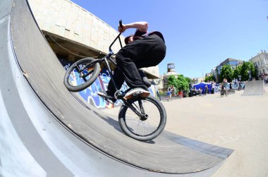 Kharkiv, Ukrayna - 27 Mayıs, 2018: Freestyle Bmx biniciler bir skatepark sokak Kültür Festivali sırasında içinde.
