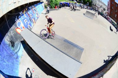 Kharkiv, Ukrayna - 27 Mayıs, 2018: Freestyle Bmx biniciler bir skatepark sokak Kültür Festivali sırasında içinde.