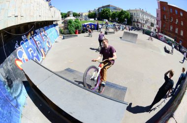 Kharkiv, Ukrayna - 27 Mayıs, 2018: Freestyle Bmx biniciler bir skatepark sokak Kültür Festivali sırasında içinde.