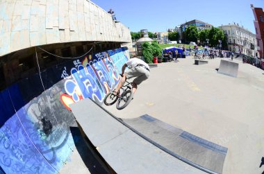 Kharkiv, Ukrayna - 27 Mayıs, 2018: Freestyle Bmx biniciler bir skatepark sokak Kültür Festivali sırasında içinde.