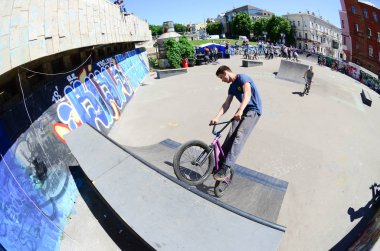Kharkiv, Ukrayna - 27 Mayıs, 2018: Freestyle Bmx biniciler bir skatepark sokak Kültür Festivali sırasında içinde.