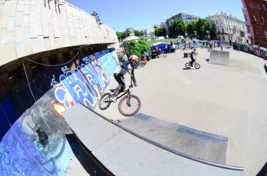 Kharkiv, Ukrayna - 27 Mayıs, 2018: Freestyle Bmx biniciler bir skatepark sokak Kültür Festivali sırasında içinde.