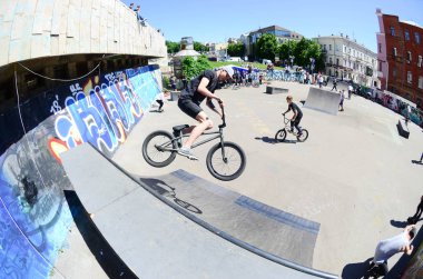 Kharkiv, Ukrayna - 27 Mayıs, 2018: Freestyle Bmx biniciler bir skatepark sokak Kültür Festivali sırasında içinde.
