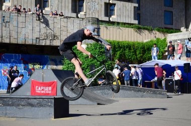 Kharkiv, Ukrayna - 27 Mayıs, 2018: Freestyle Bmx biniciler bir skatepark sokak Kültür Festivali sırasında içinde.
