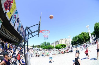 Kharkiv, Ukrayna - 27 Mayıs, 2018: spor takımları açık havada streetball sokak Kültür Festivali sırasında oynamak.