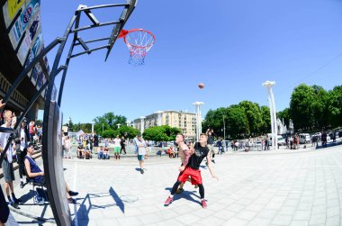 Kharkiv, Ukrayna - 27 Mayıs, 2018: spor takımları açık havada streetball sokak Kültür Festivali sırasında oynamak.