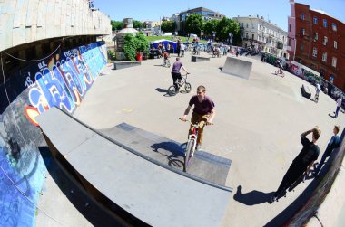 Kharkiv, Ukrayna - 27 Mayıs, 2018: Freestyle Bmx biniciler bir skatepark sokak Kültür Festivali sırasında içinde.