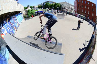Kharkiv, Ukrayna - 27 Mayıs, 2018: Freestyle Bmx biniciler bir skatepark sokak Kültür Festivali sırasında içinde.