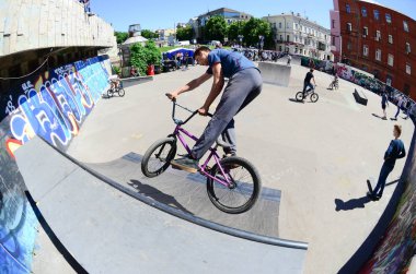 Kharkiv, Ukrayna - 27 Mayıs, 2018: Freestyle Bmx biniciler bir skatepark sokak Kültür Festivali sırasında içinde.