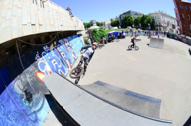 Kharkiv, Ukrayna - 27 Mayıs, 2018: Freestyle Bmx biniciler bir skatepark sokak Kültür Festivali sırasında içinde.
