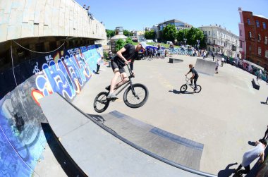 Kharkiv, Ukrayna - 27 Mayıs, 2018: Freestyle Bmx biniciler bir skatepark sokak Kültür Festivali sırasında içinde.