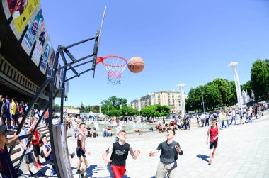 Kharkiv, Ukrayna - 27 Mayıs, 2018: spor takımları açık havada streetball sokak Kültür Festivali sırasında oynamak.