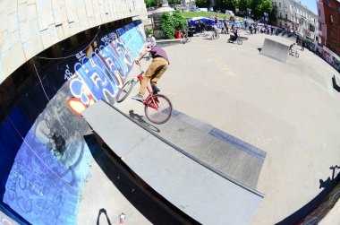 Kharkiv, Ukrayna - 27 Mayıs, 2018: Freestyle Bmx biniciler bir skatepark sokak Kültür Festivali sırasında içinde.