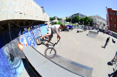 Kharkiv, Ukrayna - 27 Mayıs, 2018: Freestyle Bmx biniciler bir skatepark sokak Kültür Festivali sırasında içinde.