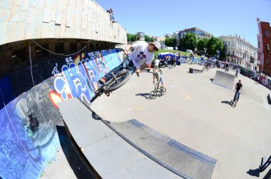 Kharkiv, Ukrayna - 27 Mayıs, 2018: Freestyle Bmx biniciler bir skatepark sokak Kültür Festivali sırasında içinde.